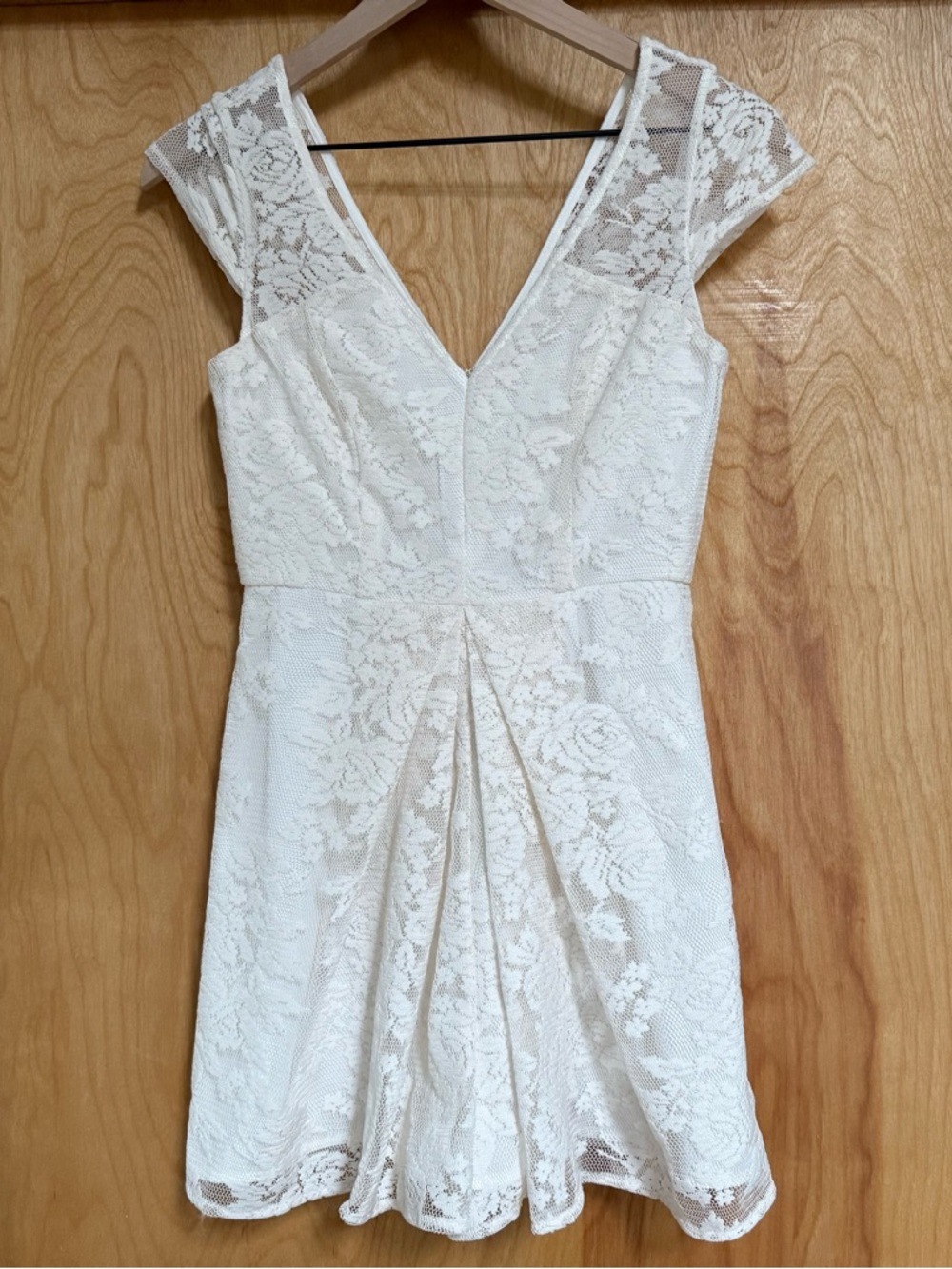 XS NWOT BCBGeneration Ivory Cream White Cap Sleeve Pleated Lace Romper